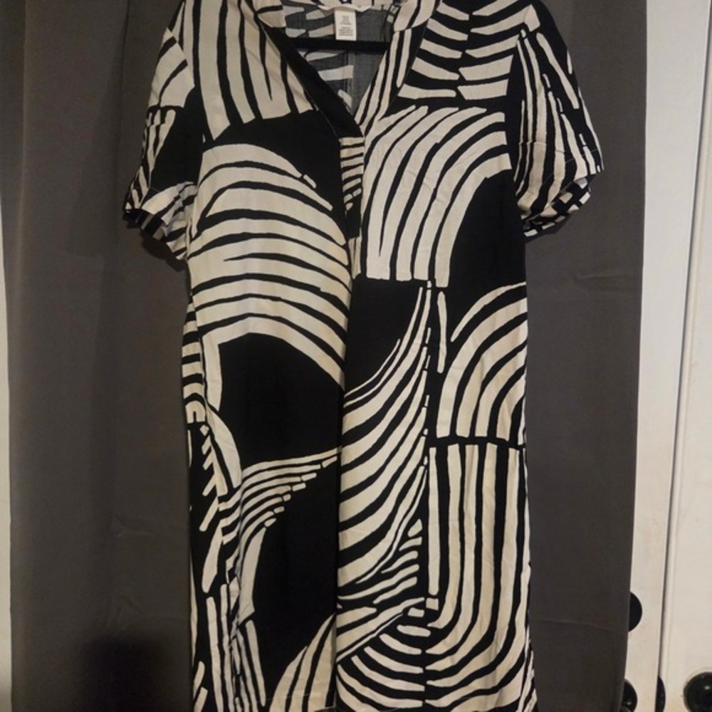 H&M Black & White Abstract Print V‎ Neck, Women's XS Shirt Dress, Short Sleeve